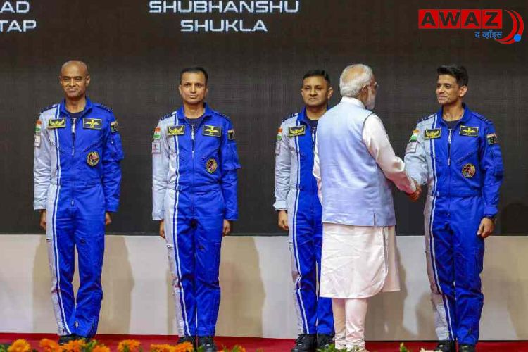 गगनयान मोहिमेत भरारी घेणाऱ्या चार अंतराळवीरांसोबत हस्तांदोलन करताना पंतप्रधान 