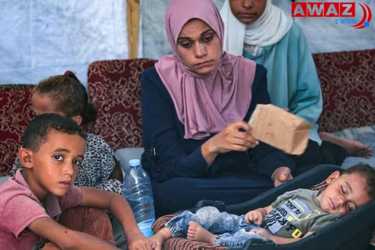 Medical workers administering polio drops to children in Gaza amid a temporary ceasefire